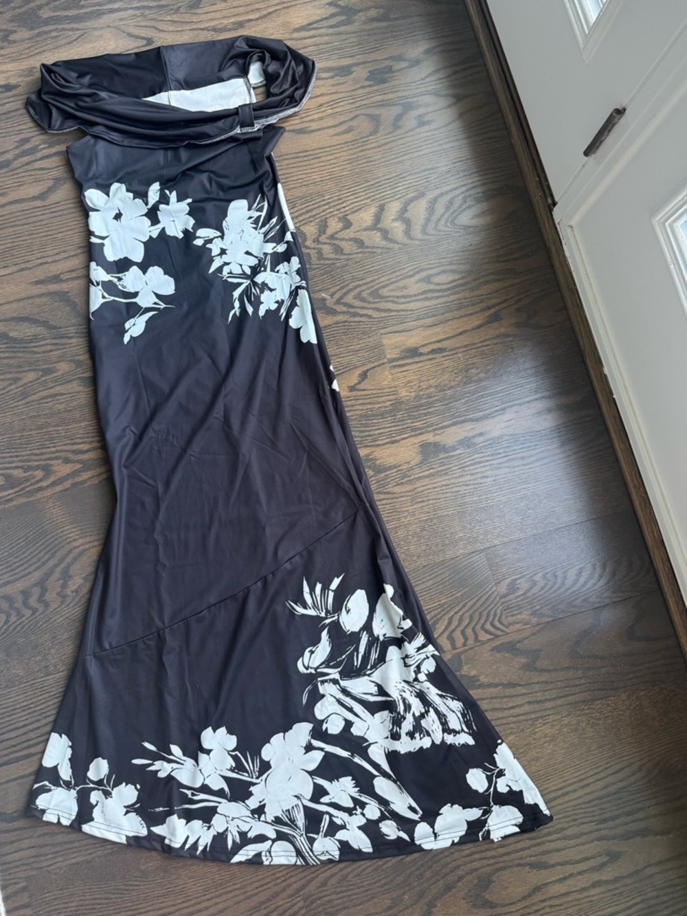 B and W Maxi cowl neck trumpet hem Dress. Small